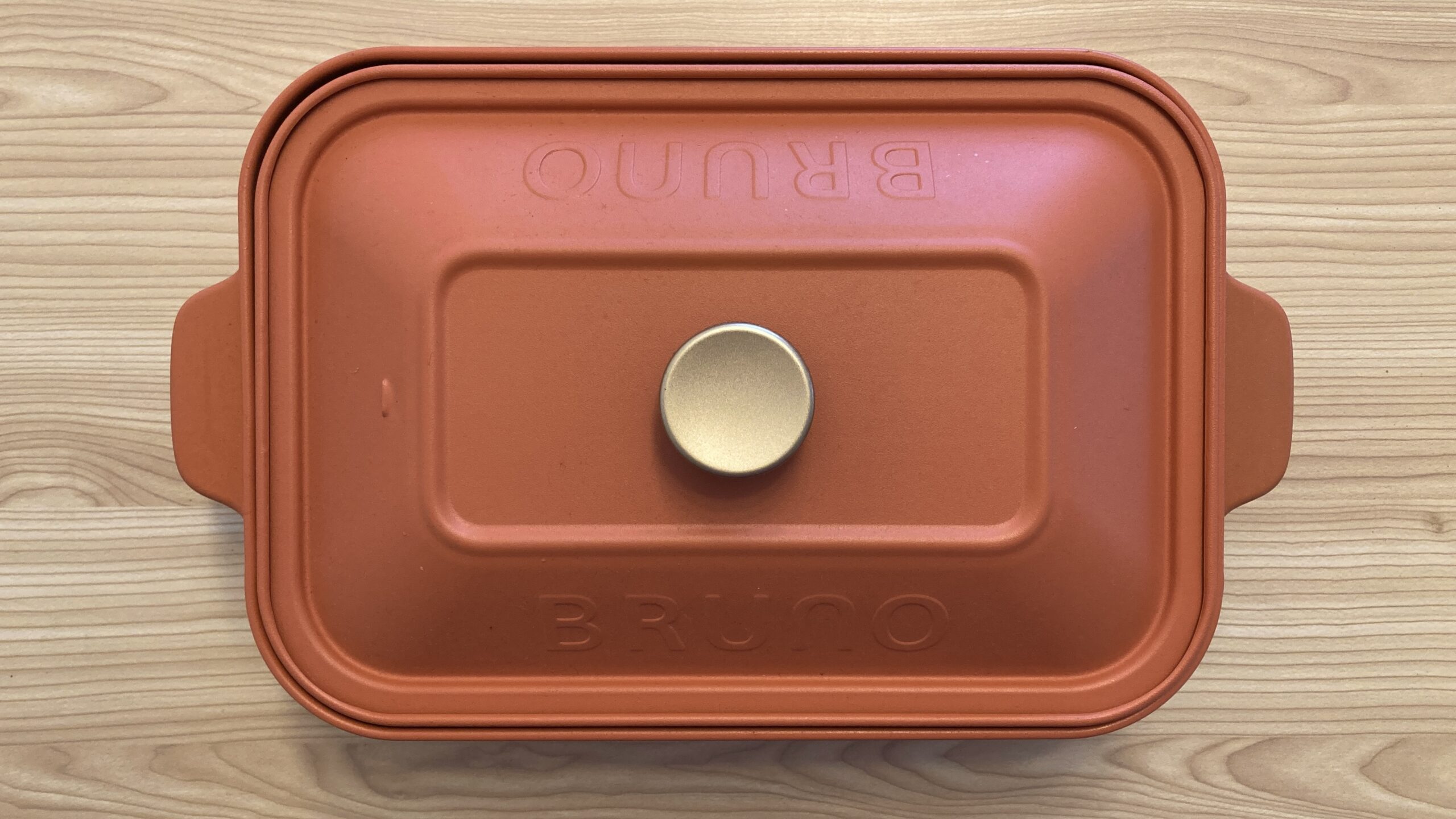 BRUNOコンパクトホットプレートのブログ用アイキャッチ画像。限定色のテラコッタオレンジ。